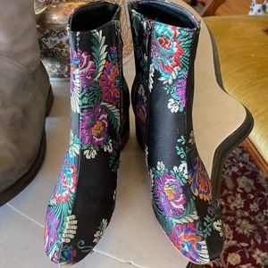 Embroidered short boots  sz 39